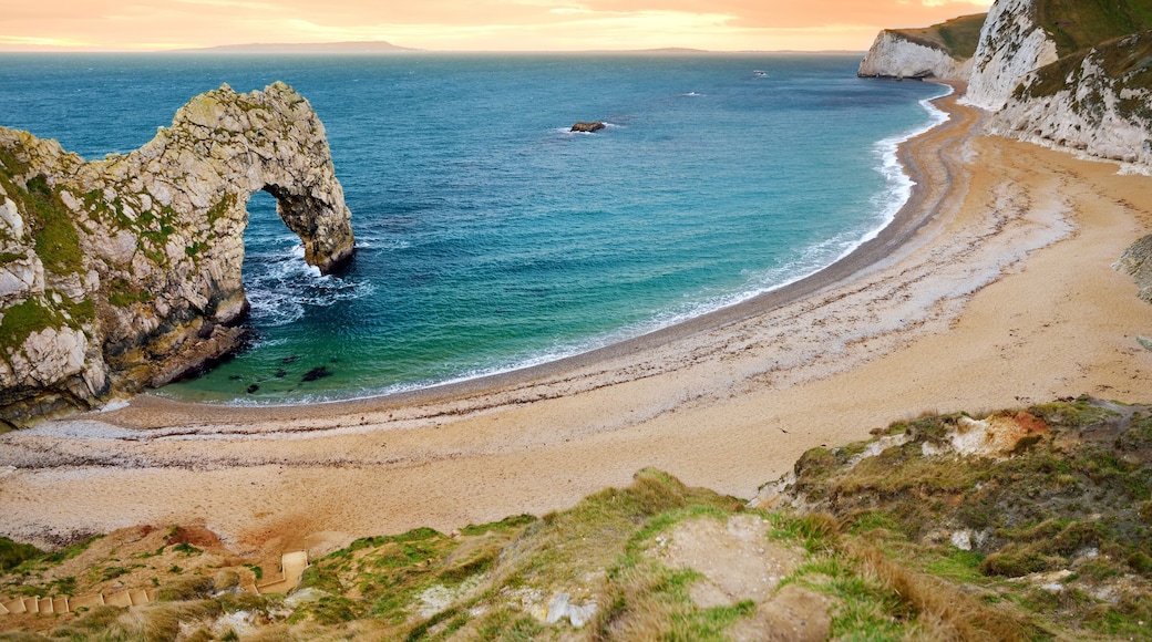 Durdle Door, natural limestone arch on the Jurassic Coast near Lulworth in Dorset, England.
