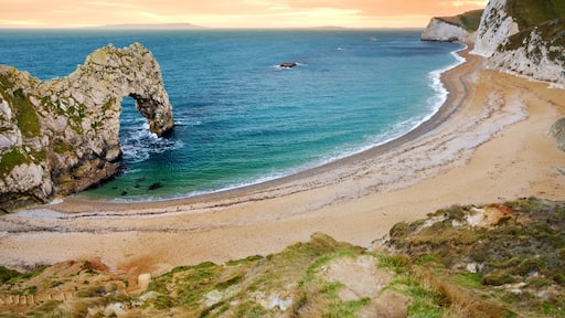Durdle Door, natural limestone arch on the Jurassic Coast near Lulworth in Dorset, England.