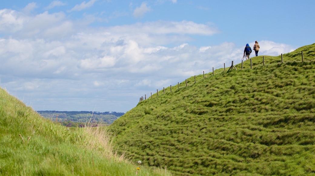 Maiden Castle mettant en vedette scĂšnes tranquilles aussi bien que couple