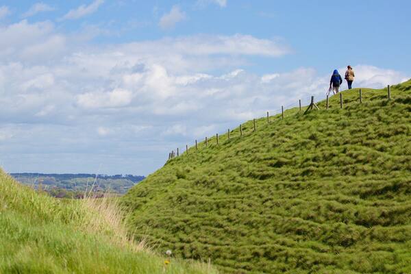 Maiden Castle mit einem ruhige Szenerie sowie Paar