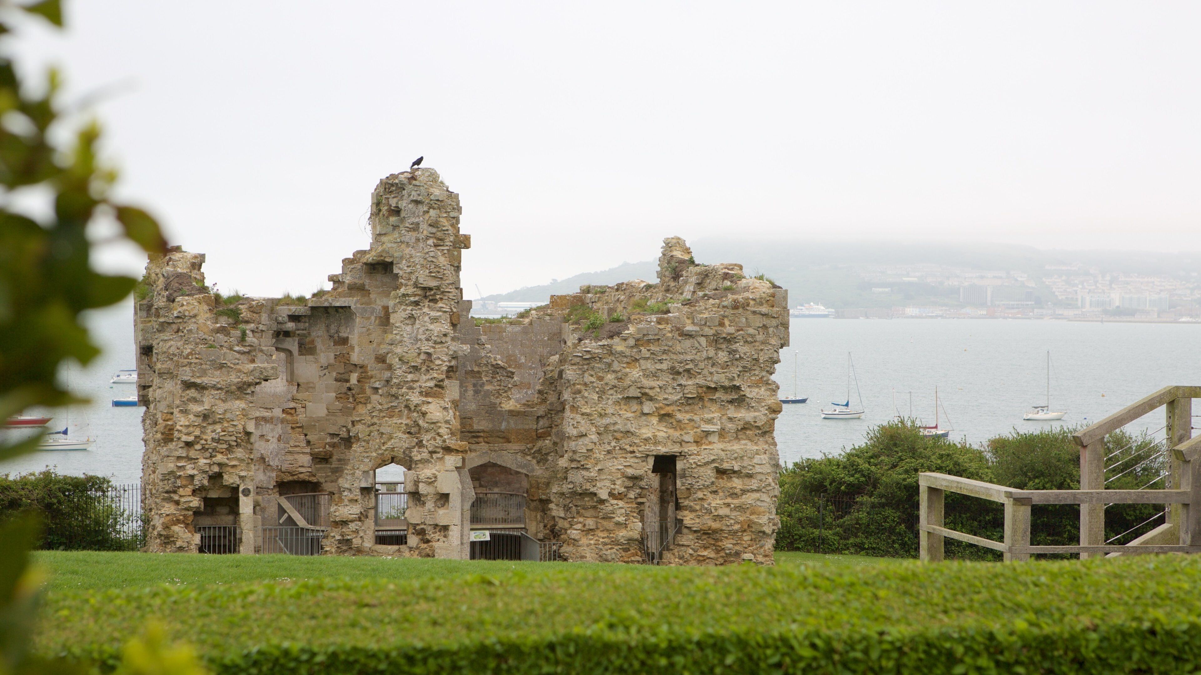 Sandsfootin linna joka esittää linna, rakennuksen rauniot ja yleiset rantanäkymät