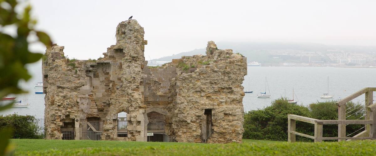 Sandsfoot Castle showing a castle, building ruins and general coastal views