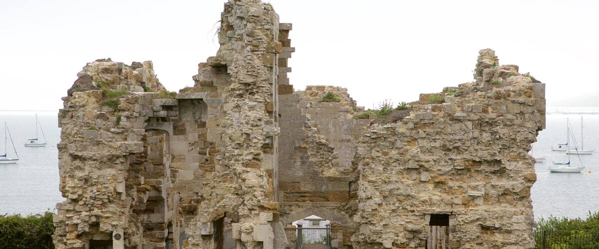 Sandsfoot Castle mostrando ruinas de un edificio y arquitectura patrimonial