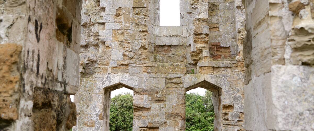 Sandsfoot Castle que incluye ruinas de edificios y arquitectura patrimonial