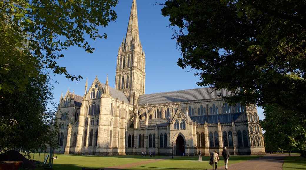 Catedral de Salisbury que incluye aspectos religiosos y una iglesia o catedral
