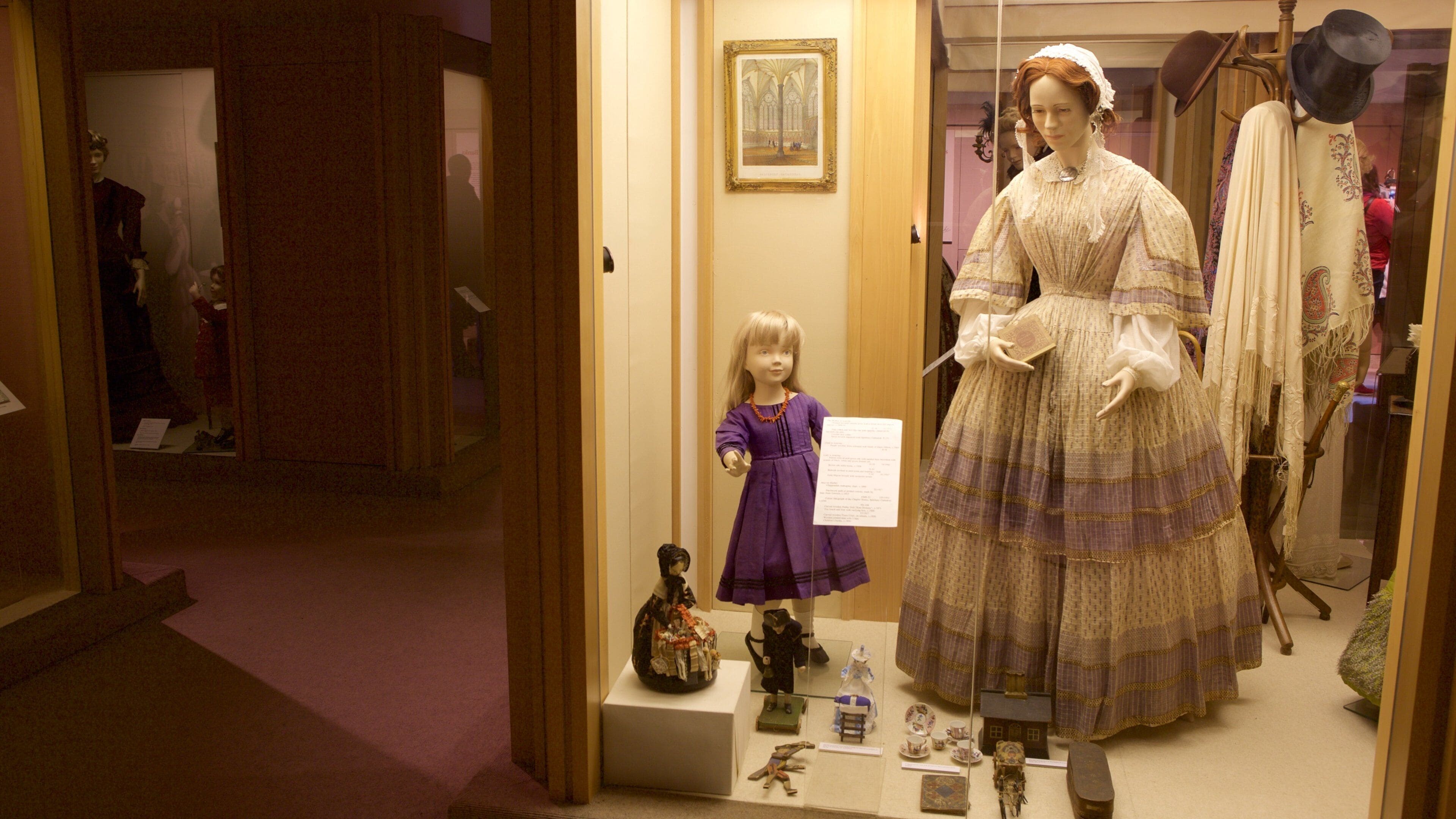 Salisbury and South Wiltshire Museum mostrando uma estátua ou escultura e elementos de patrimônio