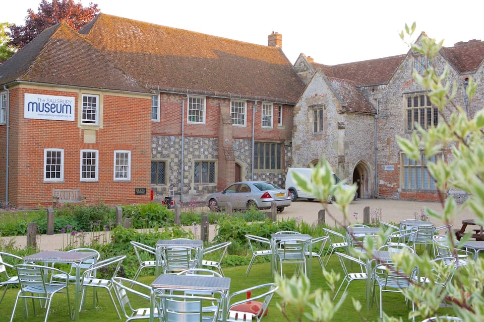 Un bâtiment historique sur lequel on peut lire l’inscription : « Le musée de Salisbury ».