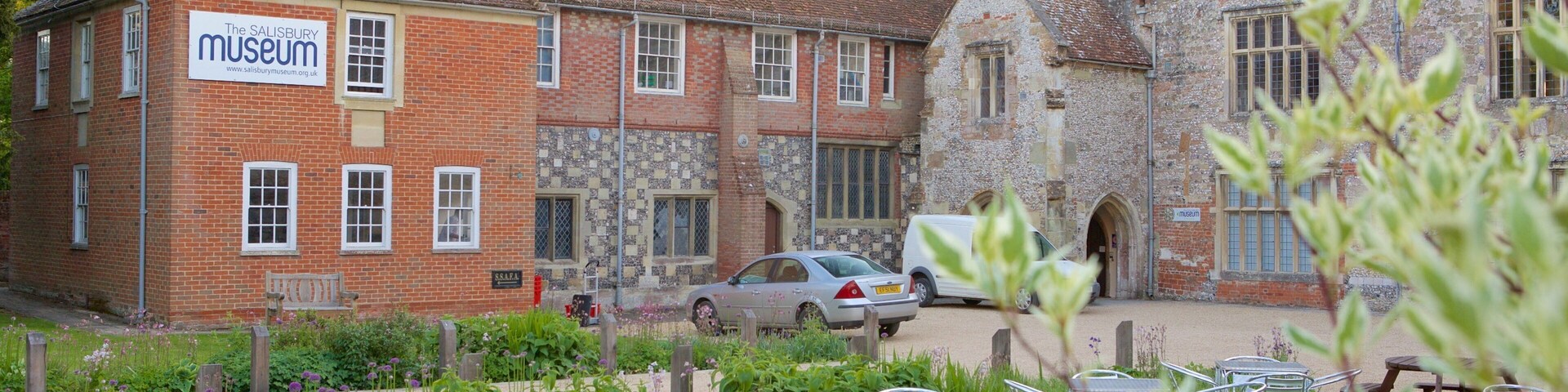 Salisbury and South Wiltshire Museum que inclui arquitetura de patrimĂŽnio