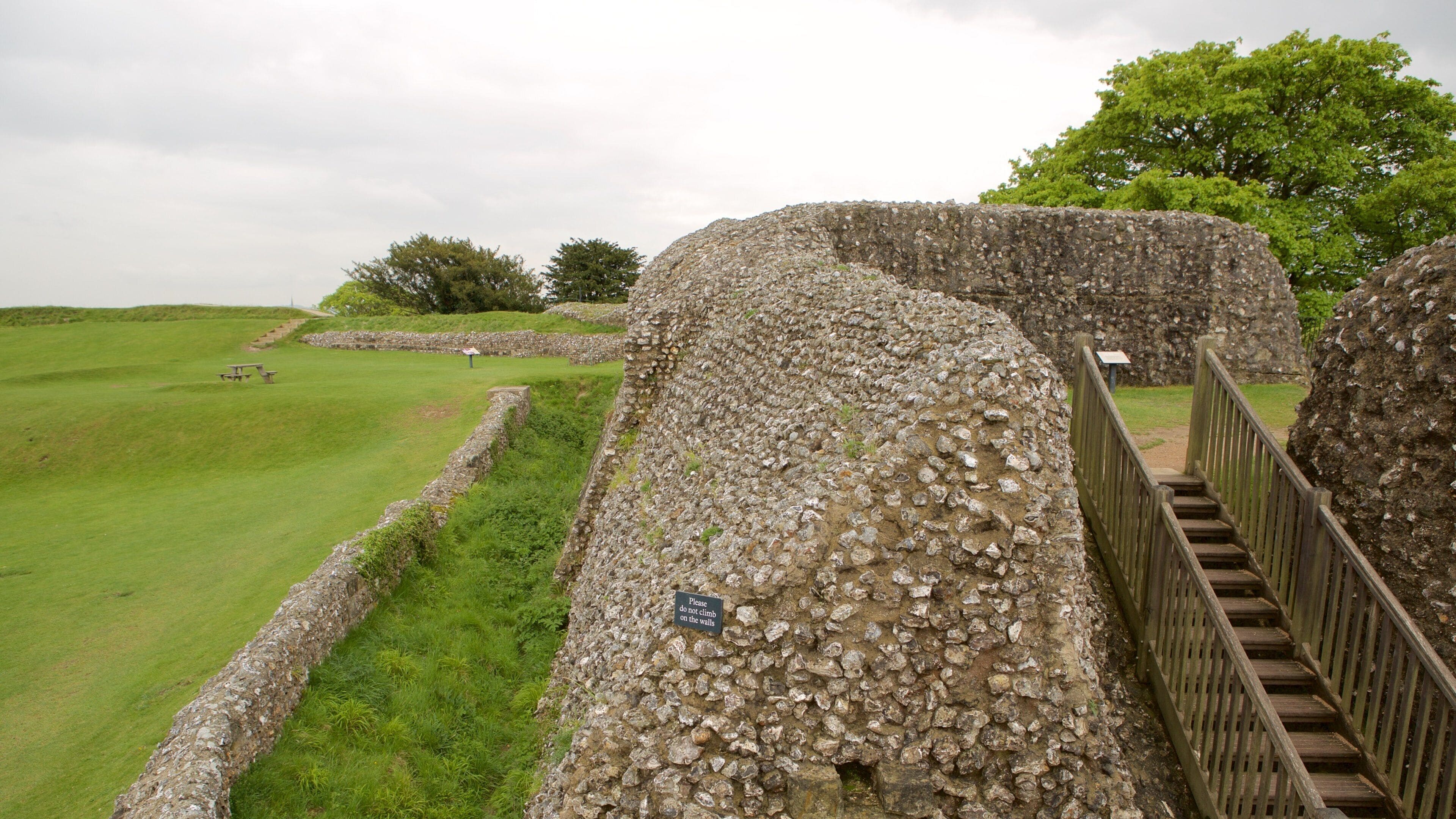 Old Sarum qui includes bâtiments en ruines, patrimoine historique et scènes tranquilles
