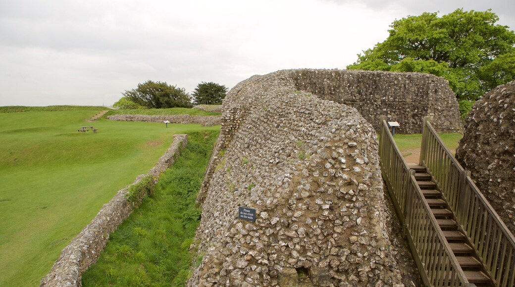 Old Sarum qui includes bĂątiments en ruines, patrimoine historique et scĂšnes tranquilles