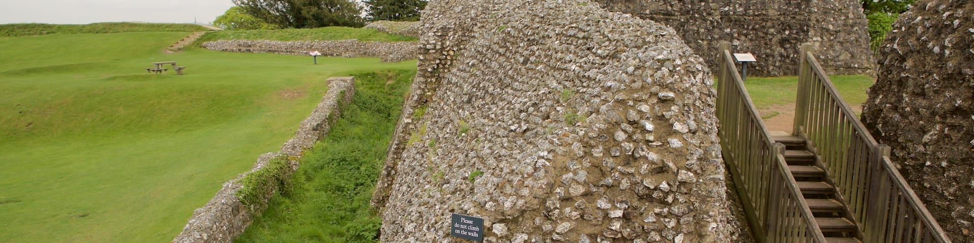 Old Sarum showing building ruins, heritage elements and tranquil scenes