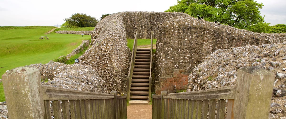 Old Sarum showing a ruin