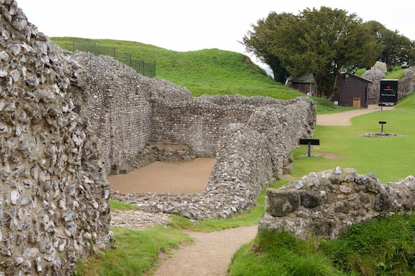 Old Sarum mit einem Gebäuderuinen und Geschichtliches