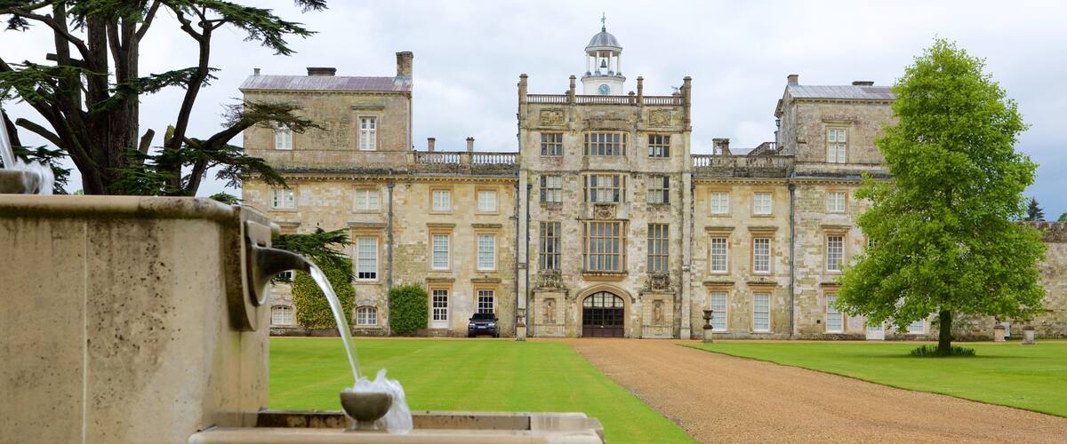 Wilton House que incluye una casa, patrimonio de arquitectura y una fuente