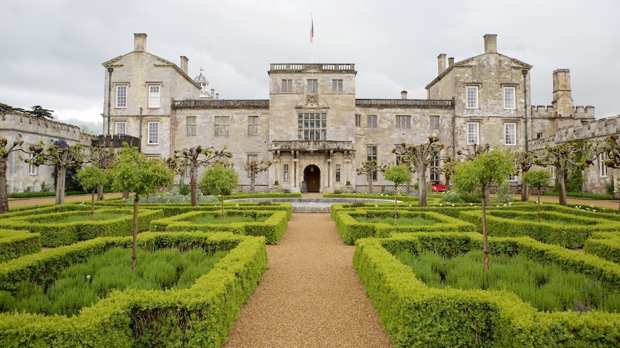 Wilton House showing heritage architecture and a park