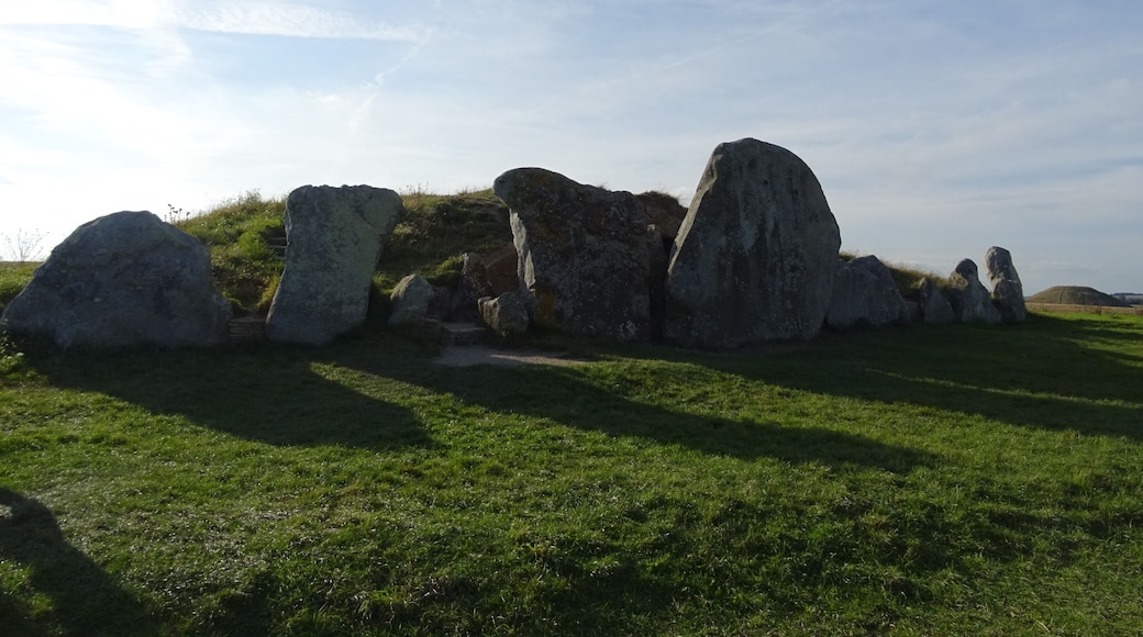Nice for a walk and to see the sights with Silbury Hill just across the road and within walking distance to Avebury. The entrance is nice but you don’t get to see the full length - is only 3 galleries