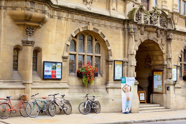 Oxford Town Hall che include oggetti d\'epoca e architettura d\'epoca