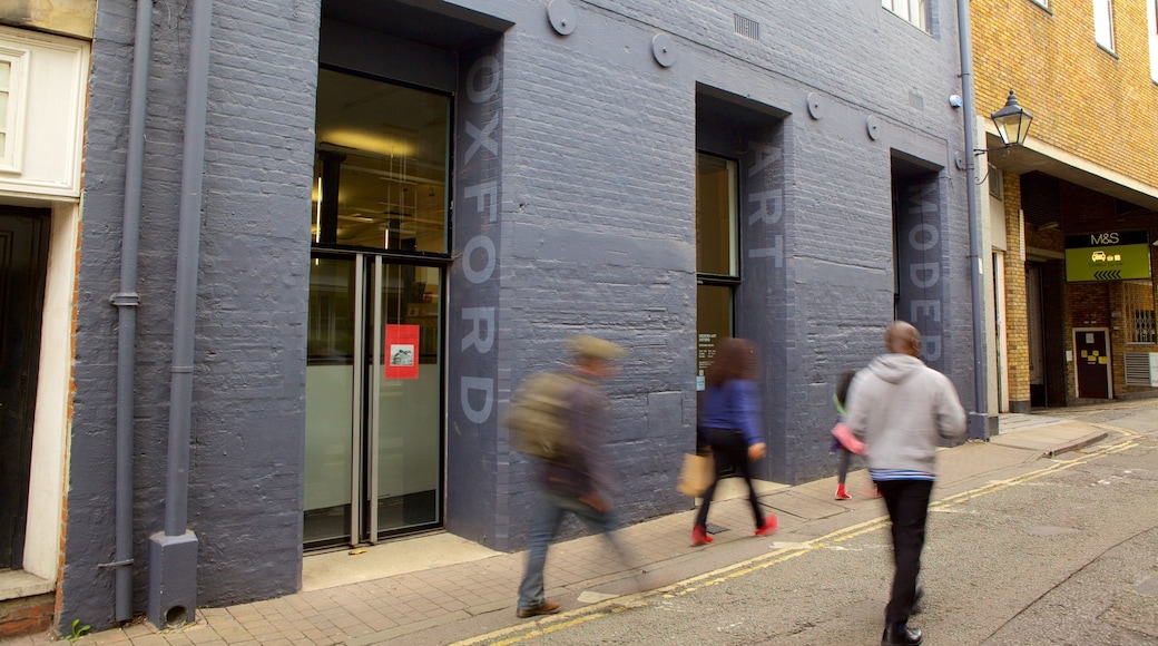 Modern Art Oxford som inkluderar skyltar sÄvÀl som en liten grupp av mÀnniskor