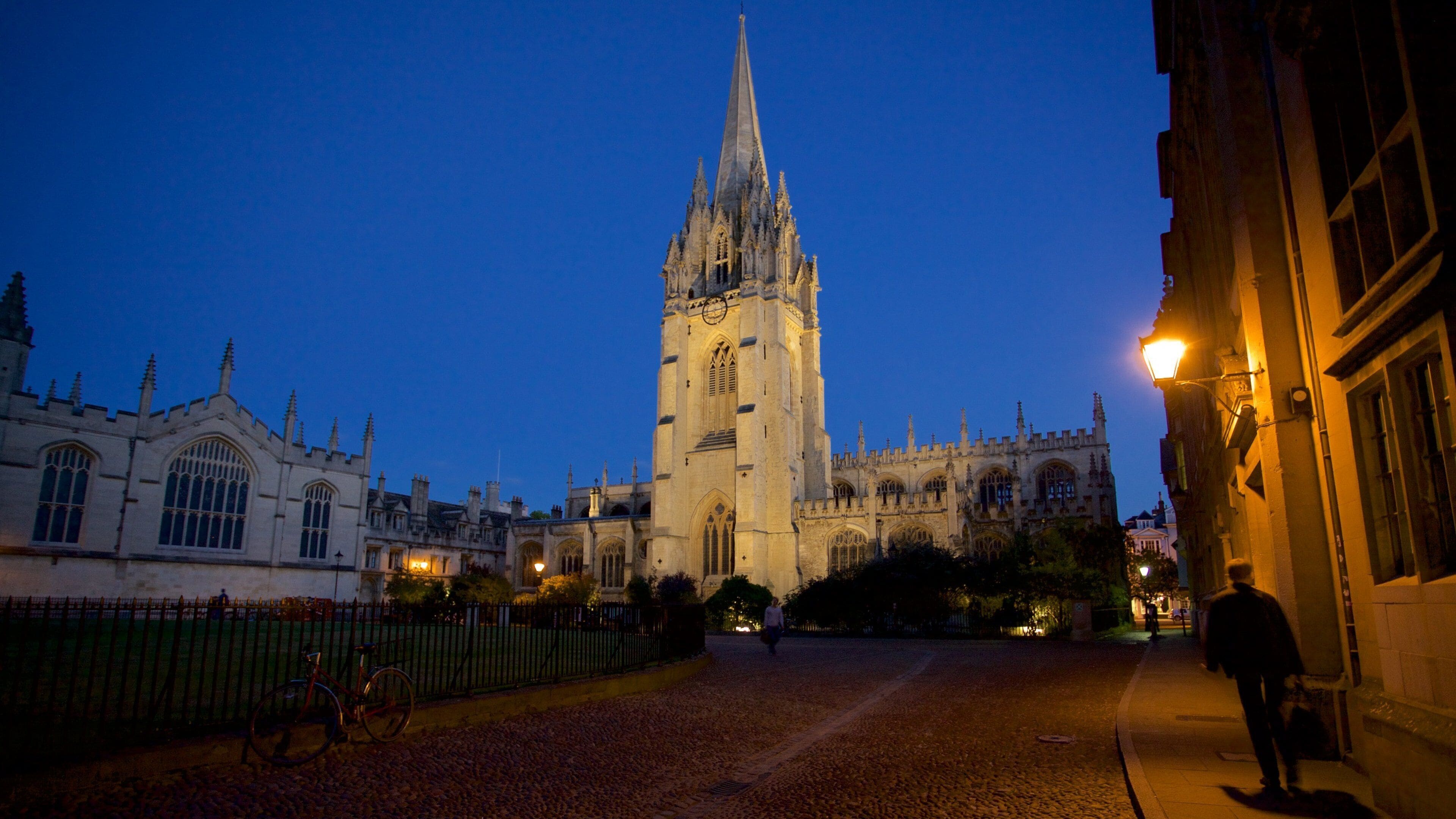 Radcliffe Camera showing heritage architecture, a church or cathedral and heritage elements