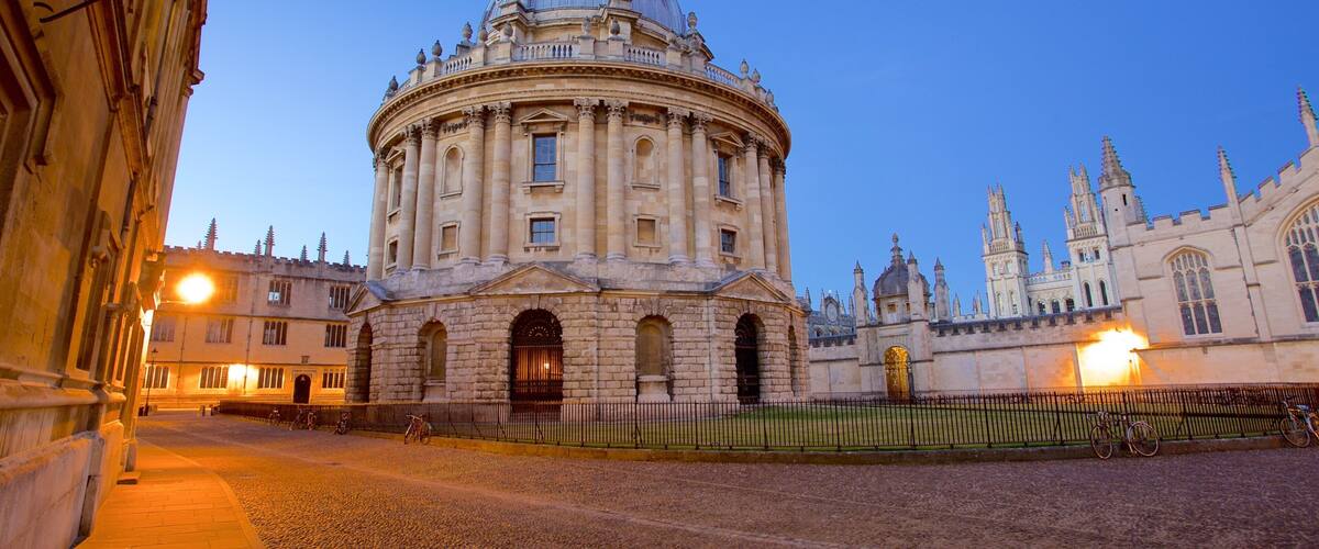 Radcliffe Camera mettant en vedette square ou place et patrimoine historique