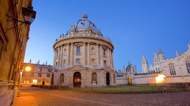 Radcliffe Camera featuring heritage elements and a square or plaza