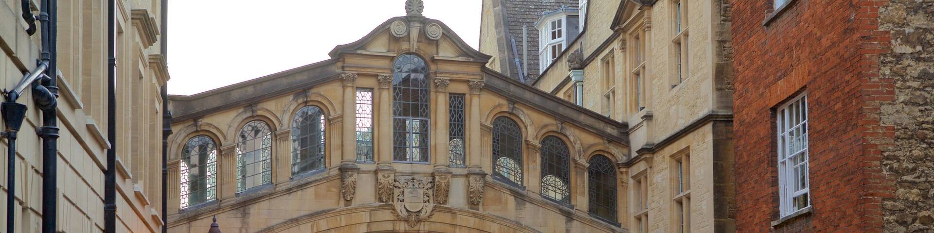 Oxfordshire showing street scenes