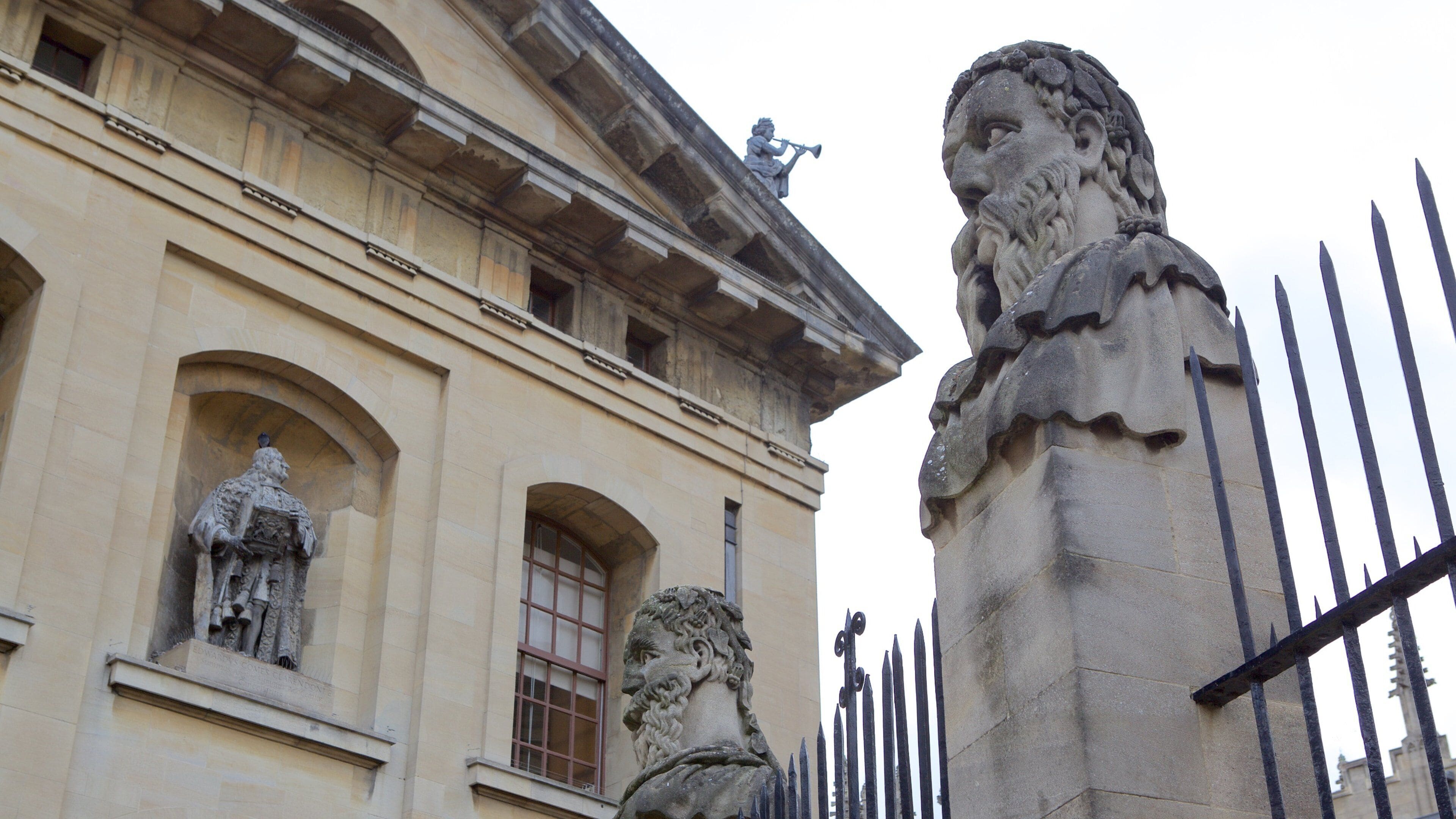 Bodleian Library ofreciendo elementos patrimoniales y una estatua o escultura