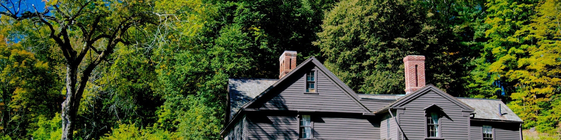 Louisa May Alcott\'s Orchard House showing a house