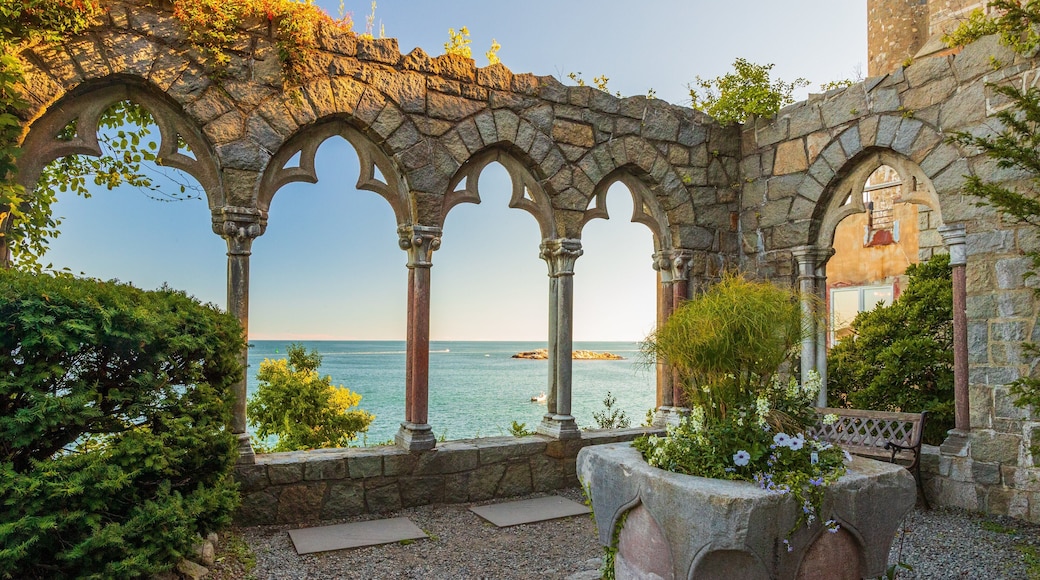 Hammond Castle showing heritage elements and general coastal views