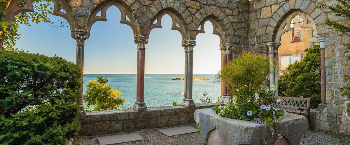 Hammond Castle showing heritage elements and general coastal views