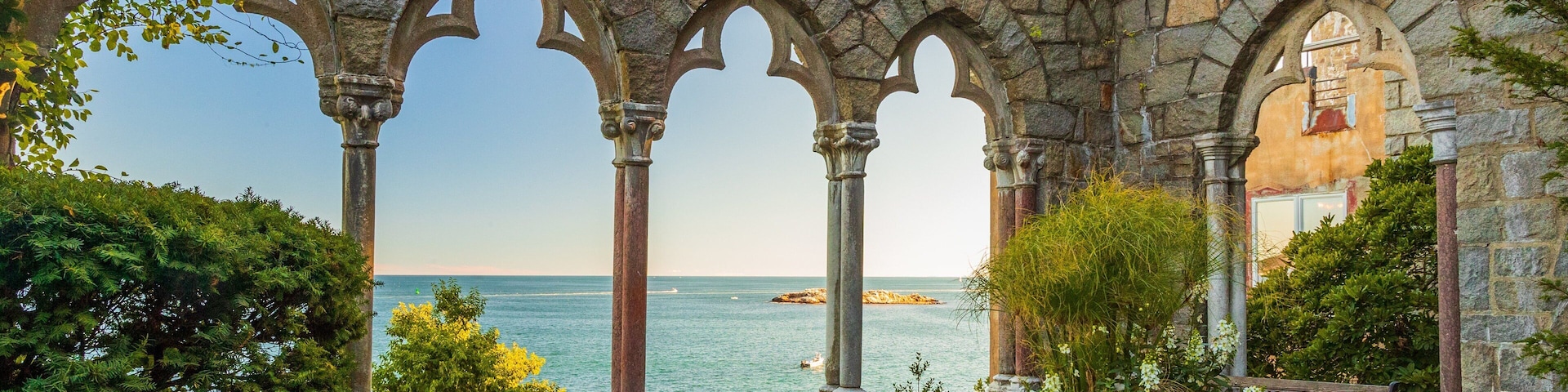 Hammond Castle showing heritage elements and general coastal views