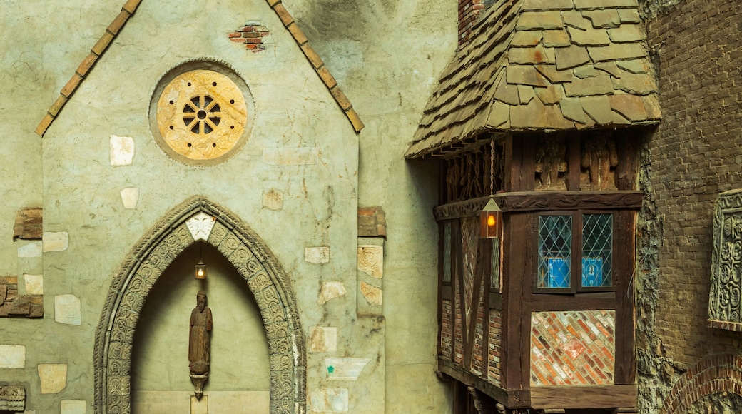 Hammond Castle showing heritage elements