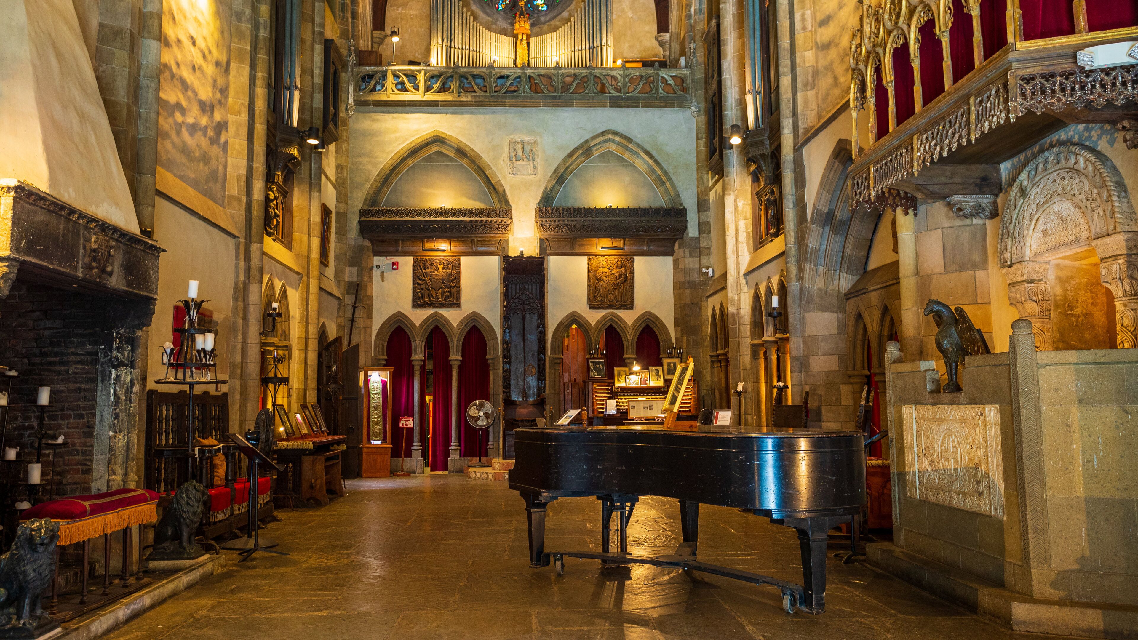 Hammond Castle showing heritage elements, interior views and a castle