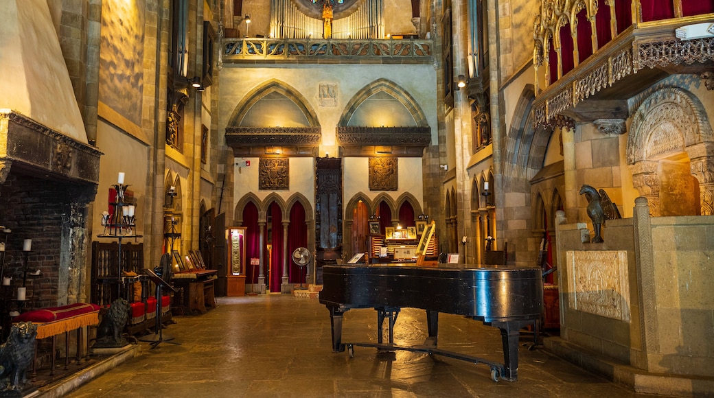 Hammond Castle showing heritage elements, interior views and a castle