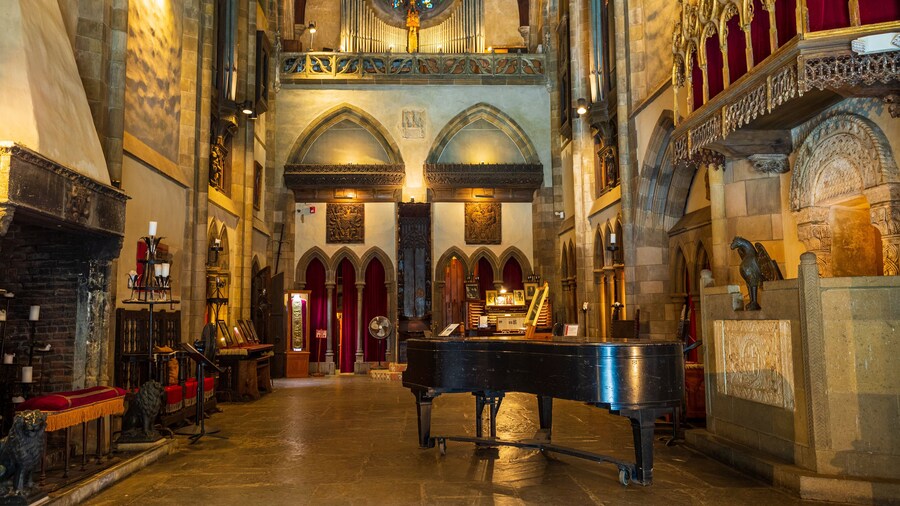 Hammond Castle showing heritage elements, interior views and a castle