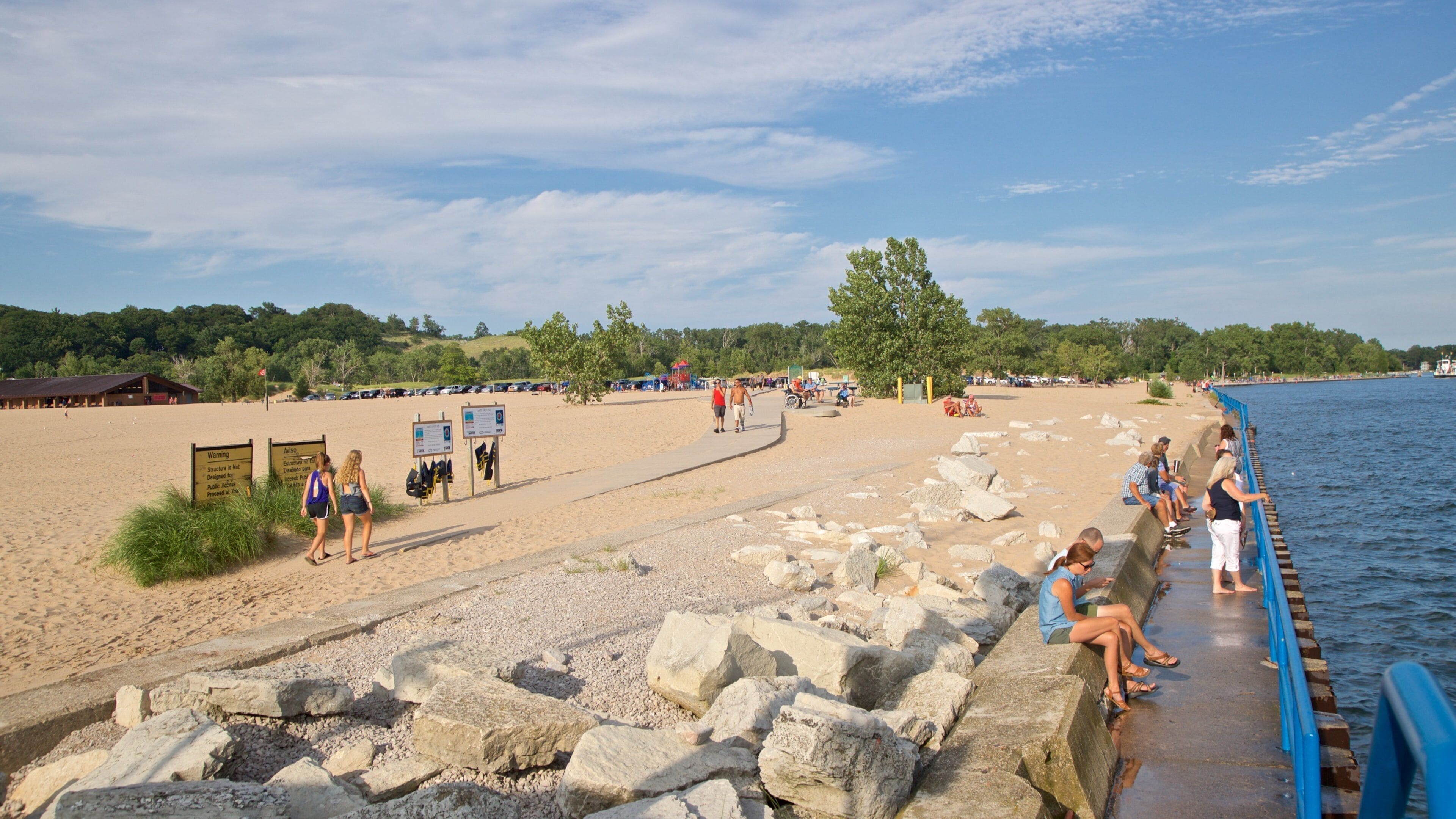 Holland State Park fasiliteter samt strand og kyst i tillegg til en liten gruppe med mennesker