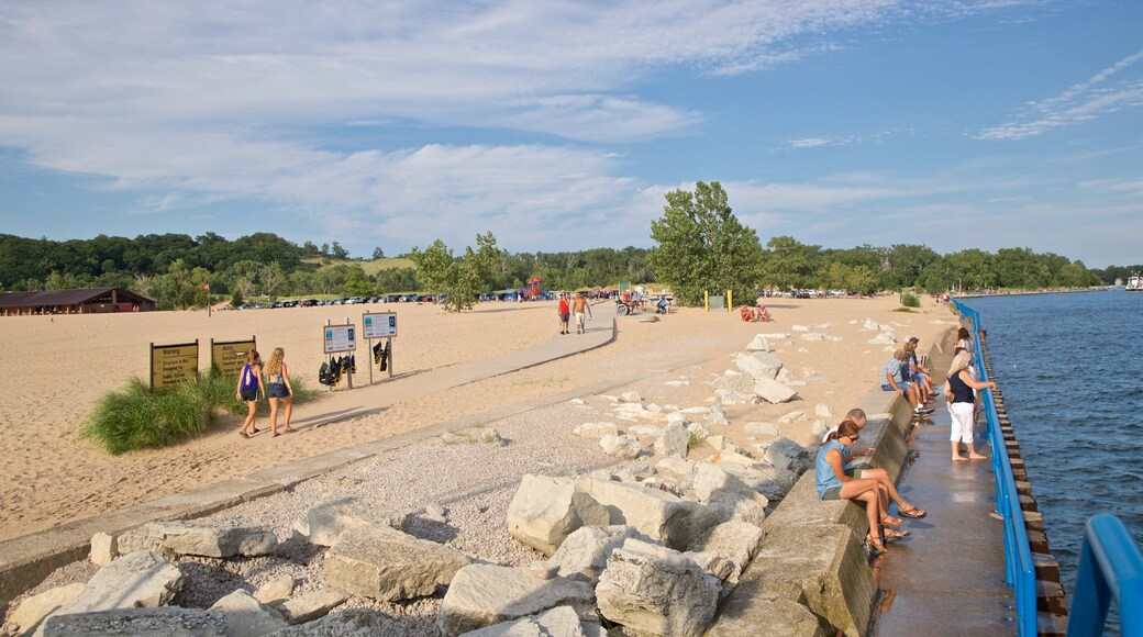 Holland State Park fasiliteter samt strand og kyst i tillegg til en liten gruppe med mennesker