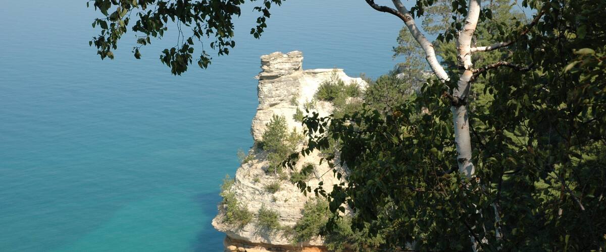 Pictured Rocks National Lakeshore ซึ่งรวมถึง ชายฝั่งขรุขระ และ ชายฝั่งทะเล
