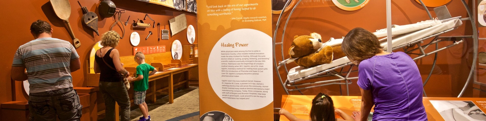 Kalamazoo Valley Museum mostrando vistas internas assim como uma família