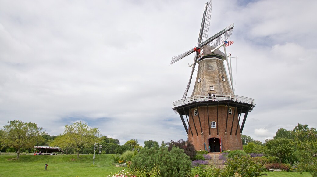 Windmill Island mettant en vedette moulin Ă vent et parc