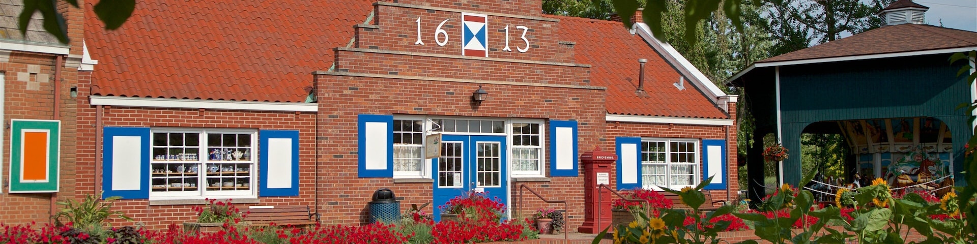 Windmill Island que inclui uma cidade pequena ou vila e flores silvestres