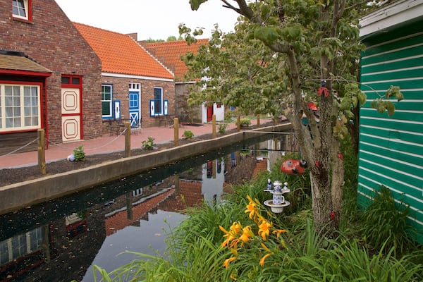 Dutch Village ofreciendo un río o arroyo y una pequeña ciudad o pueblo