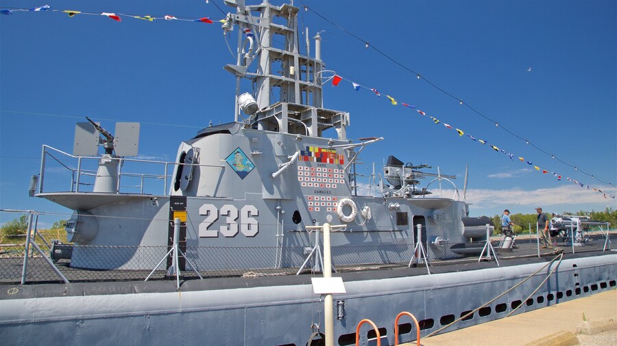 USS Silversides toont een jachthaven en militaire voorwerpen