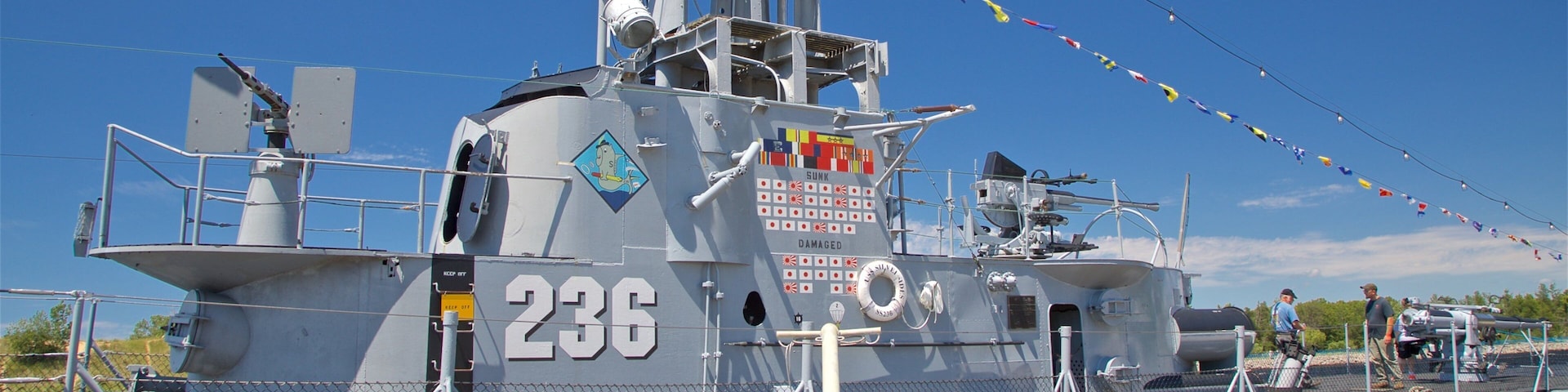 USS Silversides que inclui itens militares e uma marina