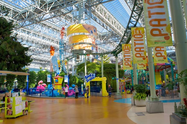 Un parc d’attractions intérieur coloré, doté d’une grande roue, de diverses attractions et d’une attraction intitulée « Blue’s Skidoo ».