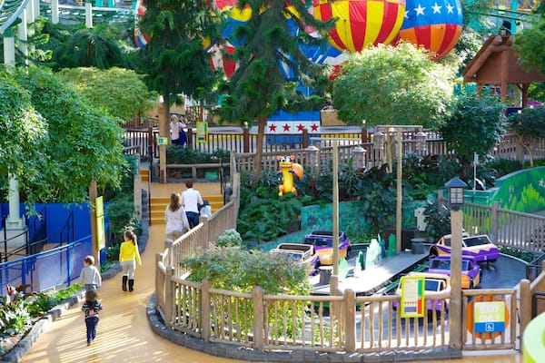 Nickelodeon Universe montrant balades aussi bien que famille