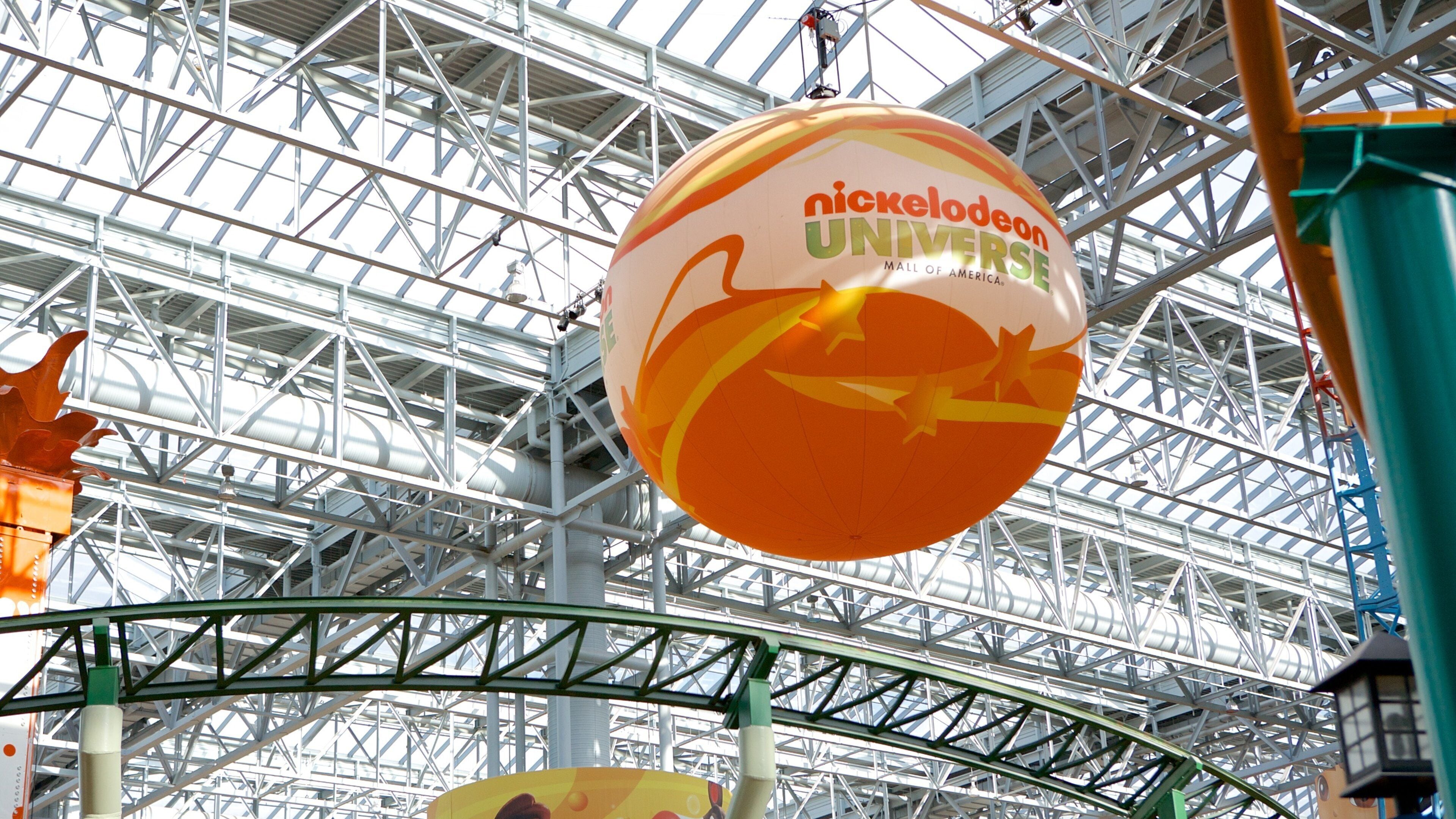 Nickelodeon Universe showing rides and signage