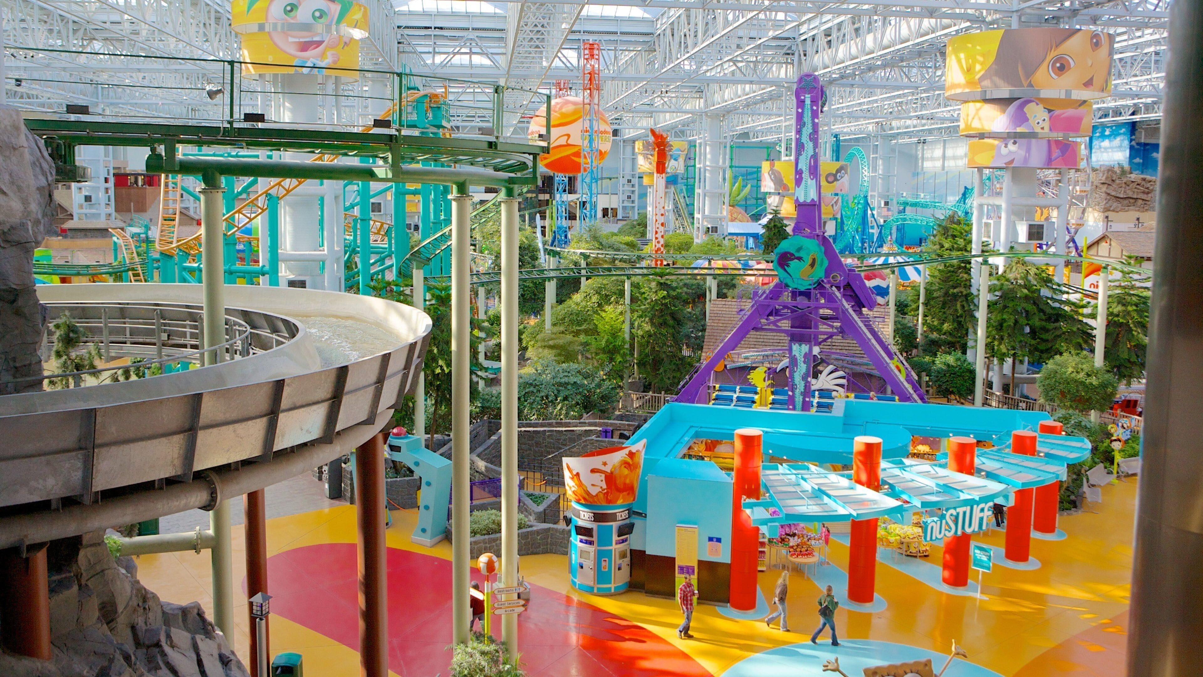 Un parque de atracciones cubierto con diversas atracciones y juegos.