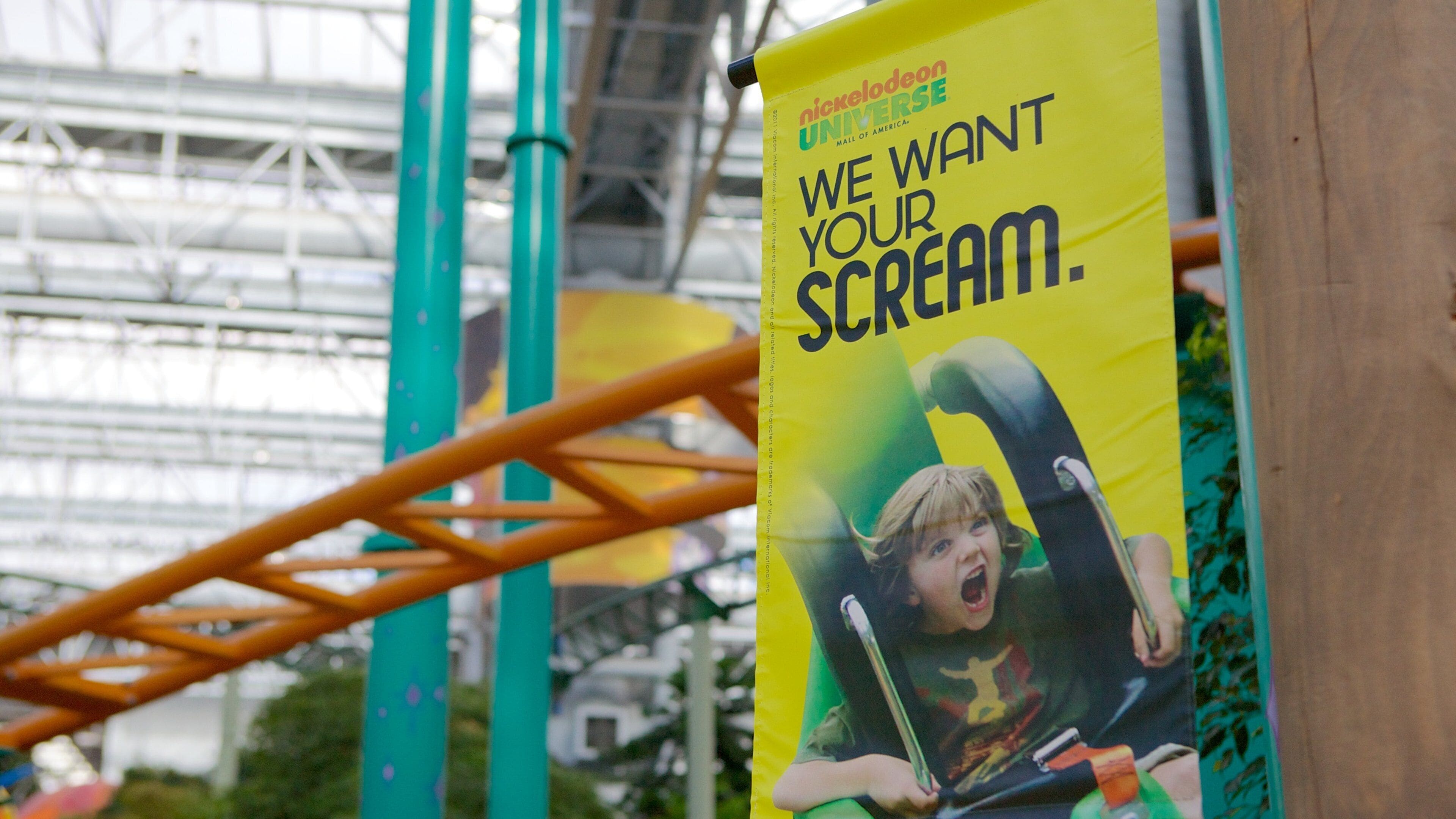 Nickelodeon Universe som inkluderer karusell, skilt og innendørs