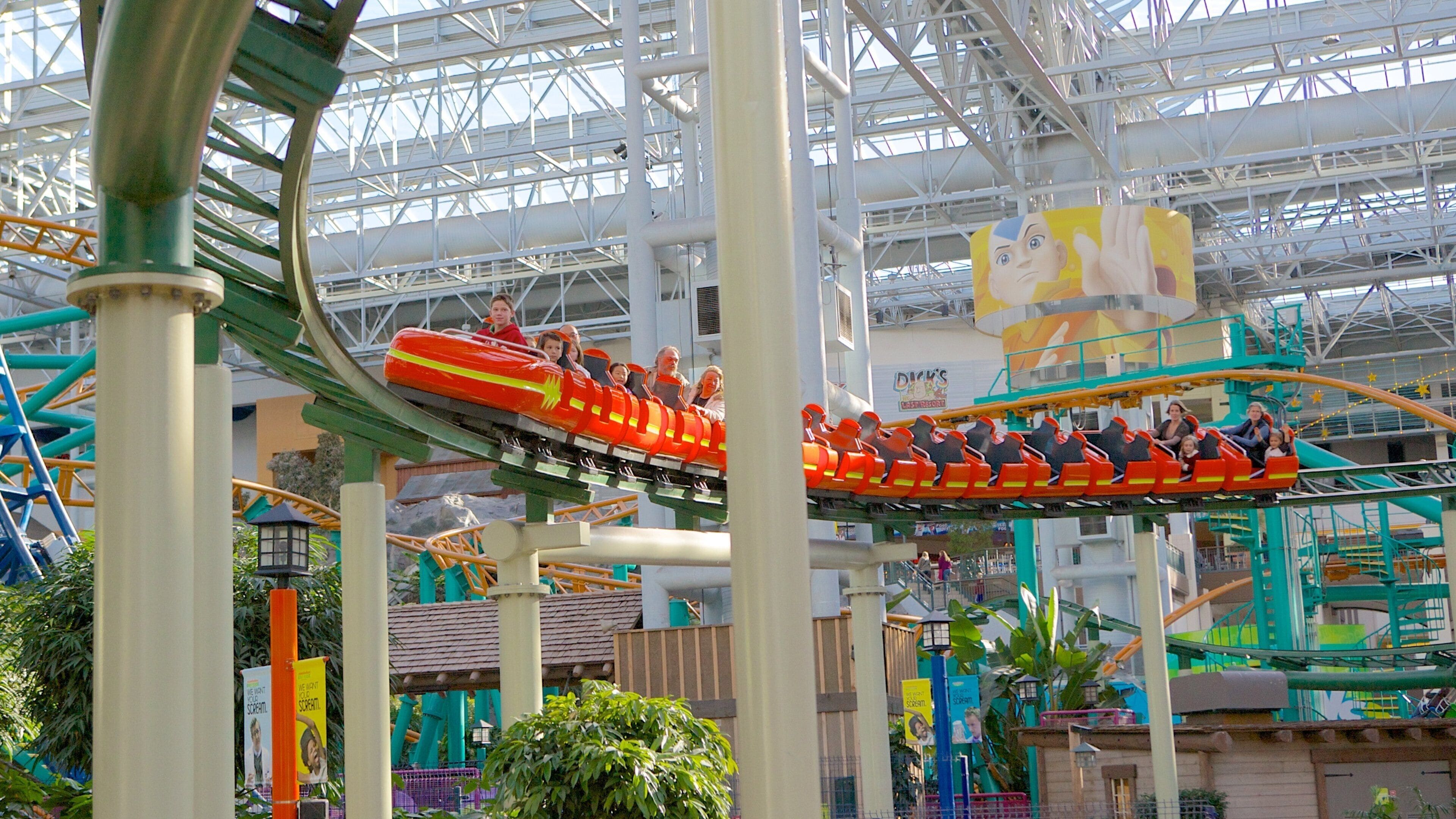 尼克宇宙雲霄飛車 呈现出 遊樂設施 和 內部景觀